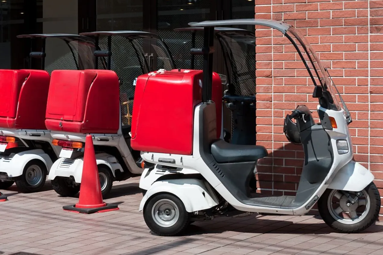 Electric Three-Wheel Delivery Vehicle